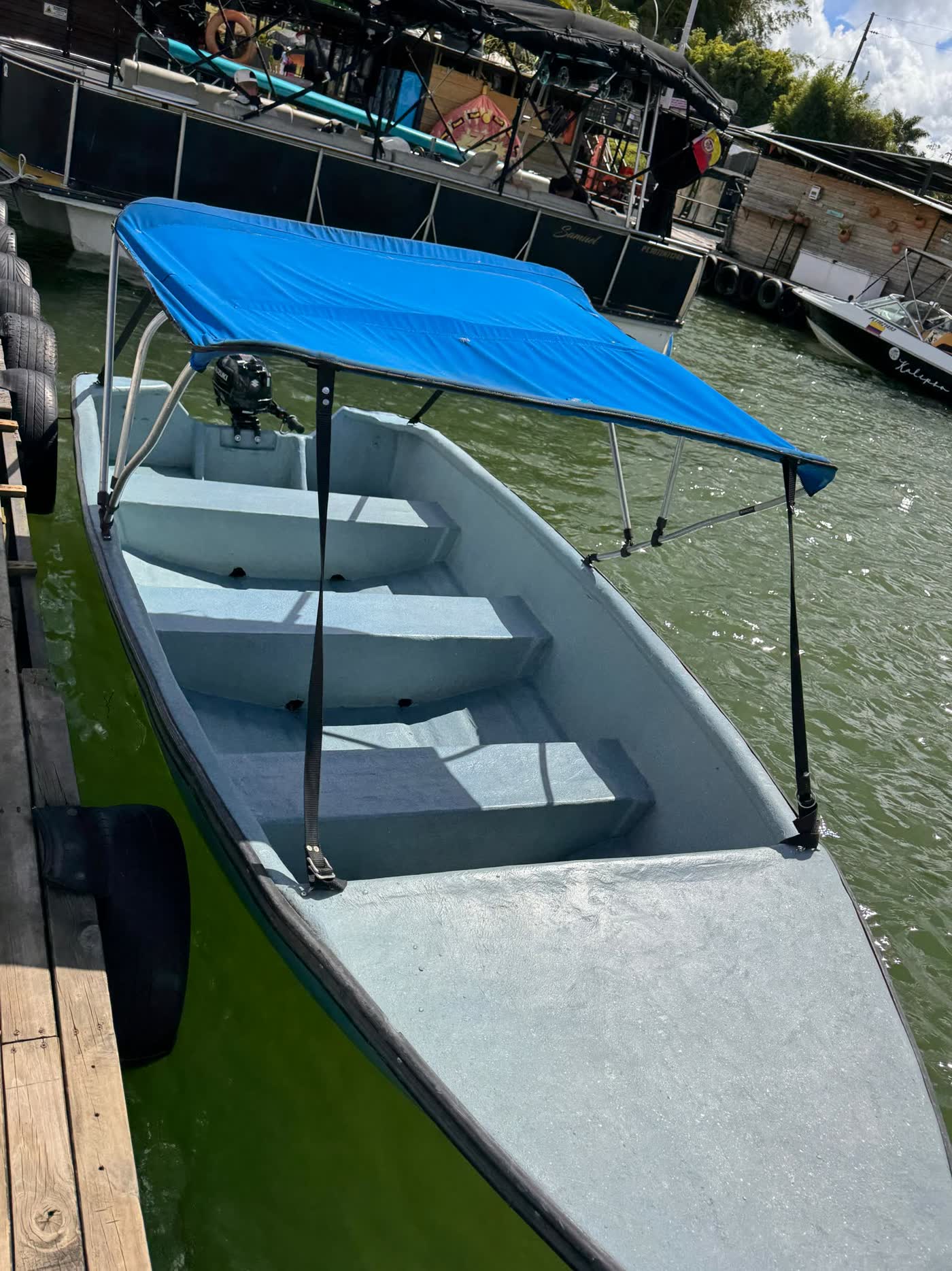 Bote de pesca en el embalse de Guatapé