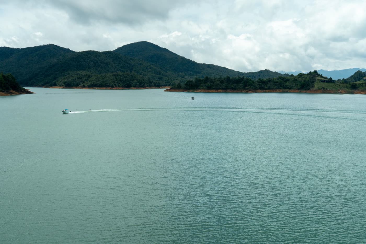Lancha navegando el embalse de Guatapé