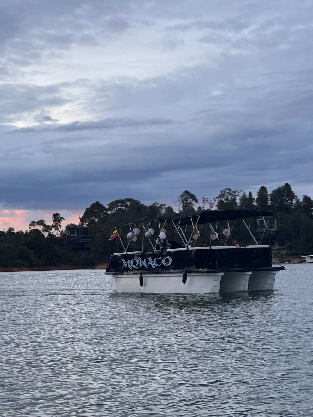 Planchón Mónaco en el embalse al atardecer