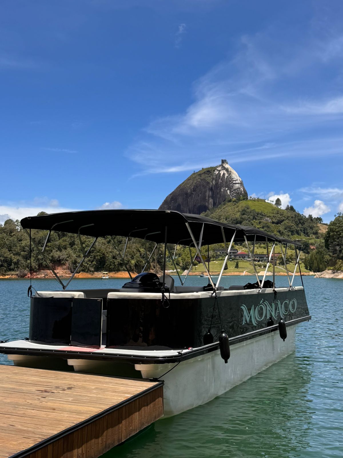Planchón Mónaco de Aquarush con la Piedra del Peñol de fondo