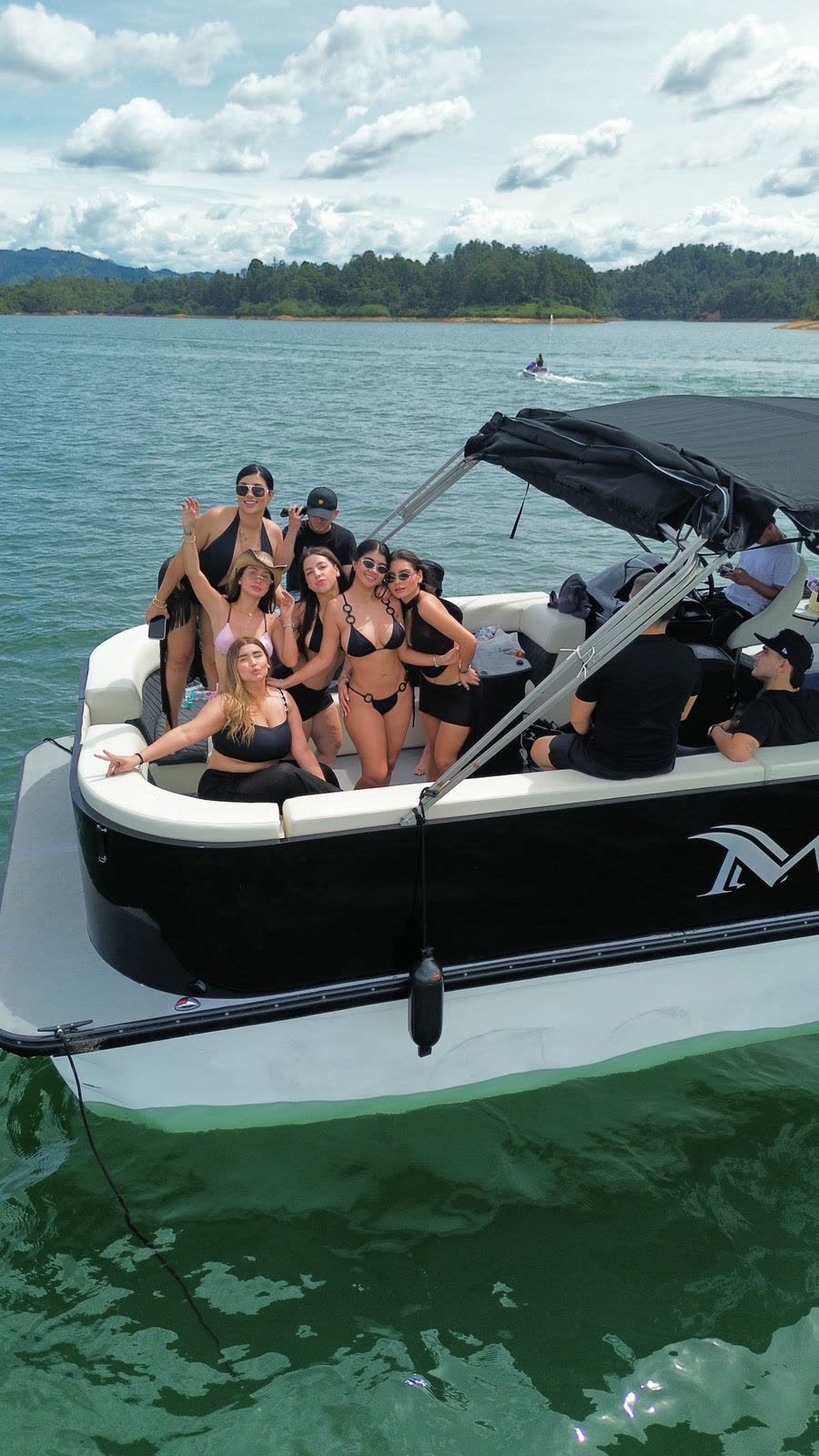 Grupo disfrutando el Planchón Mónaco en el embalse de Guatapé