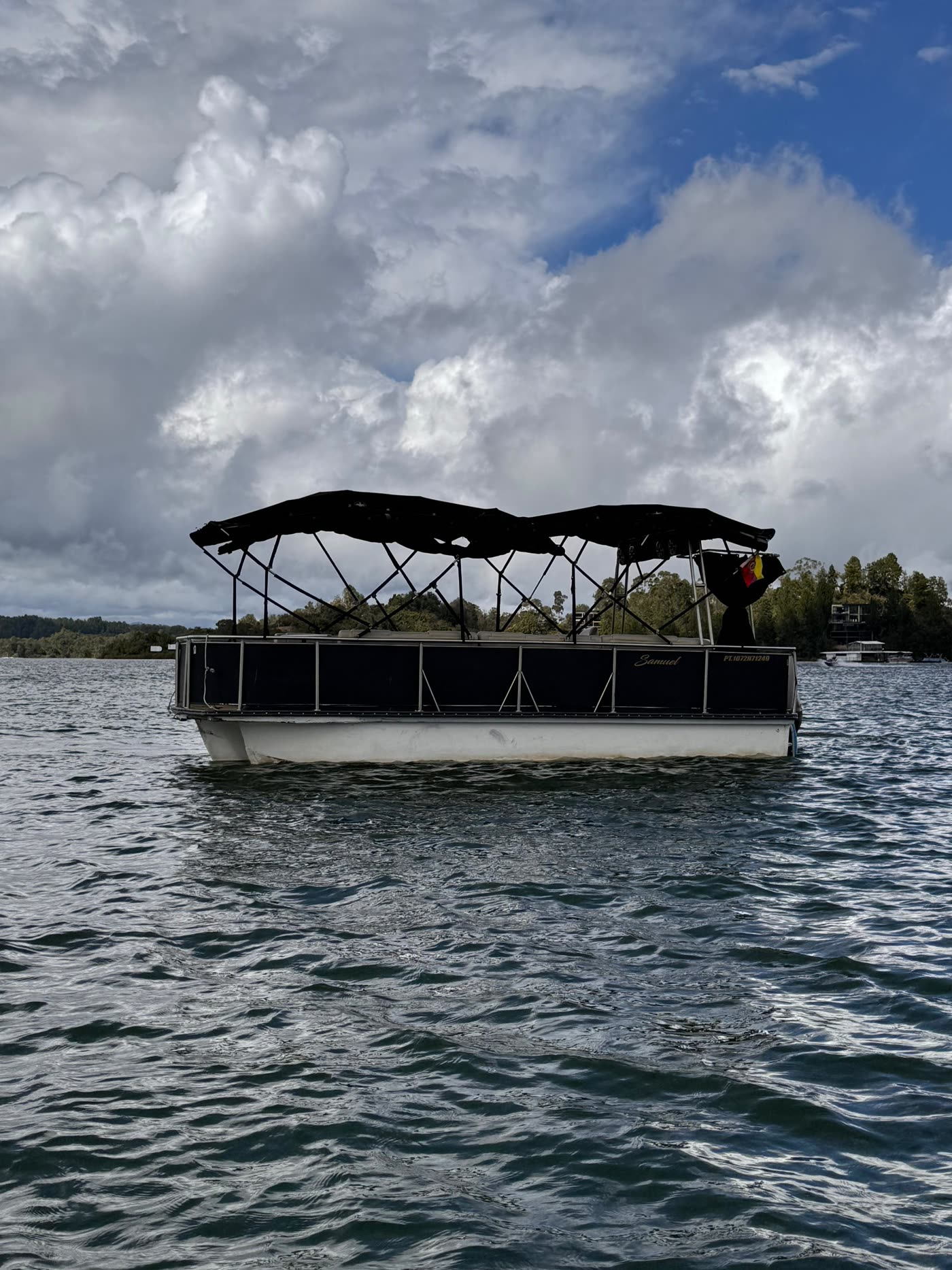 Planchón Samuel de Aquarush Guatapé en el embalse