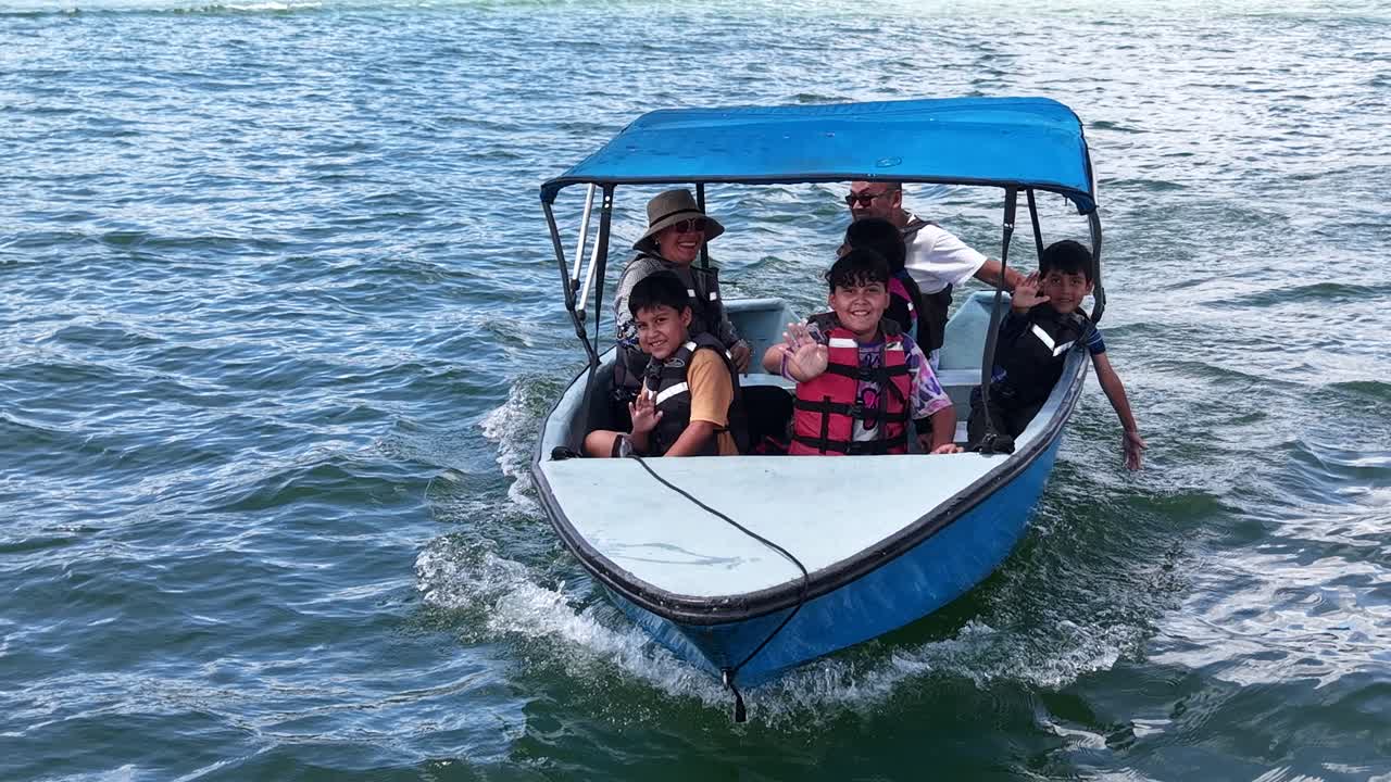 Bote de pesca en el embalse, video