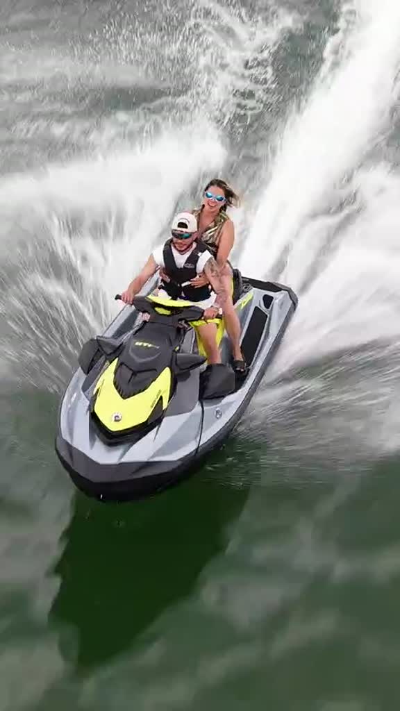 Pareja disfrutando el jet ski, video con dron