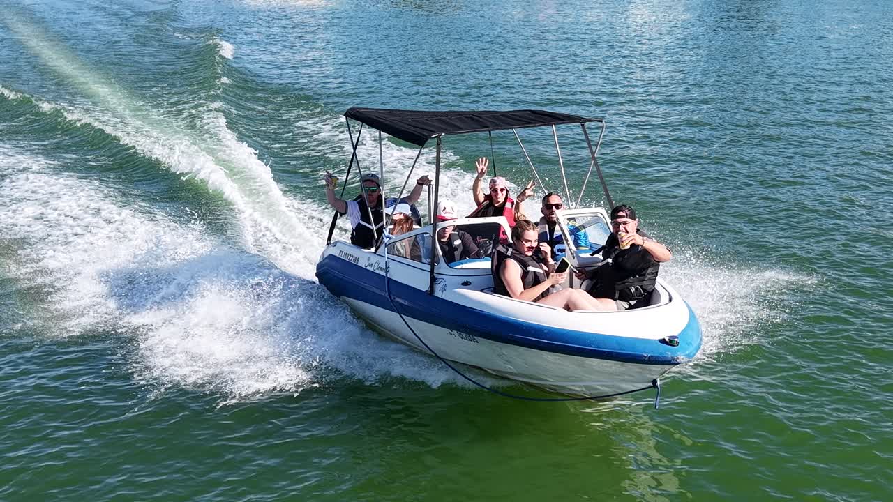 Lancha rápida a toda velocidad, video