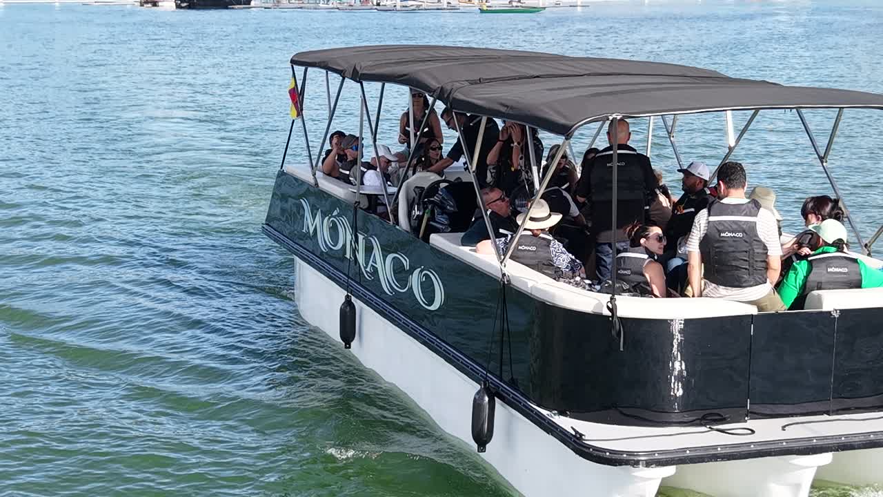 Planchón Mónaco navegando el embalse de Guatapé, video