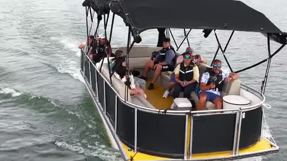 Grupo disfrutando el planchón en Guatapé, video con dron