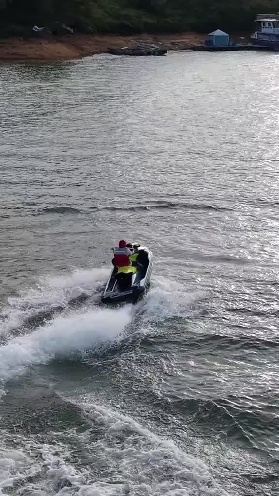 Trucos y giros en jet ski, video con dron