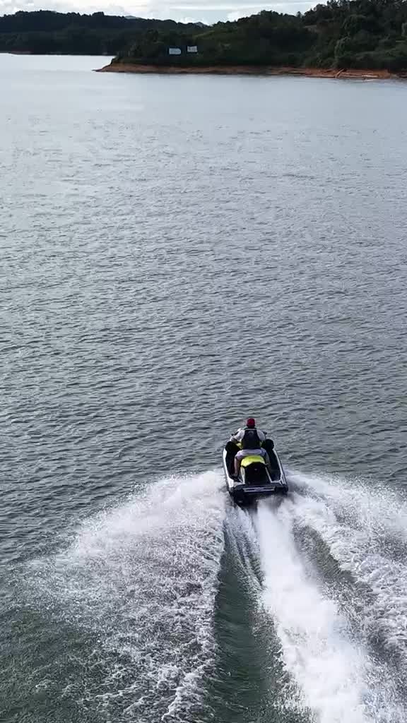 Jet ski a toda velocidad, video con dron