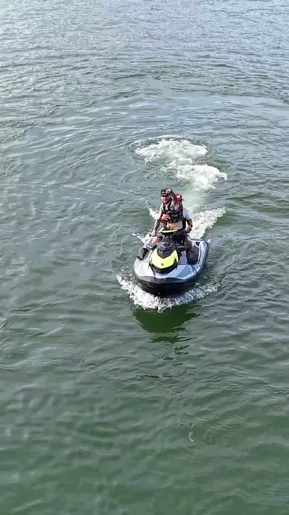 Amigos haciendo piruetas en jet ski, video con dron
