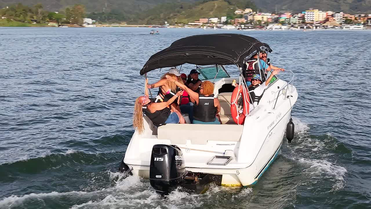 Yate de lujo navegando el embalse, video